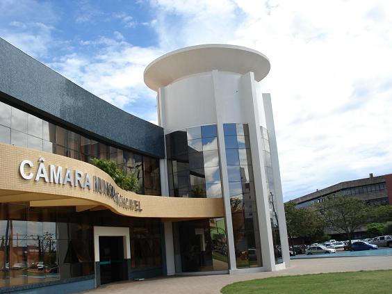 Câmara de Cascavel com vista da Prefeitura ao fundo. Photo by Reginaldo Luís Fischer.