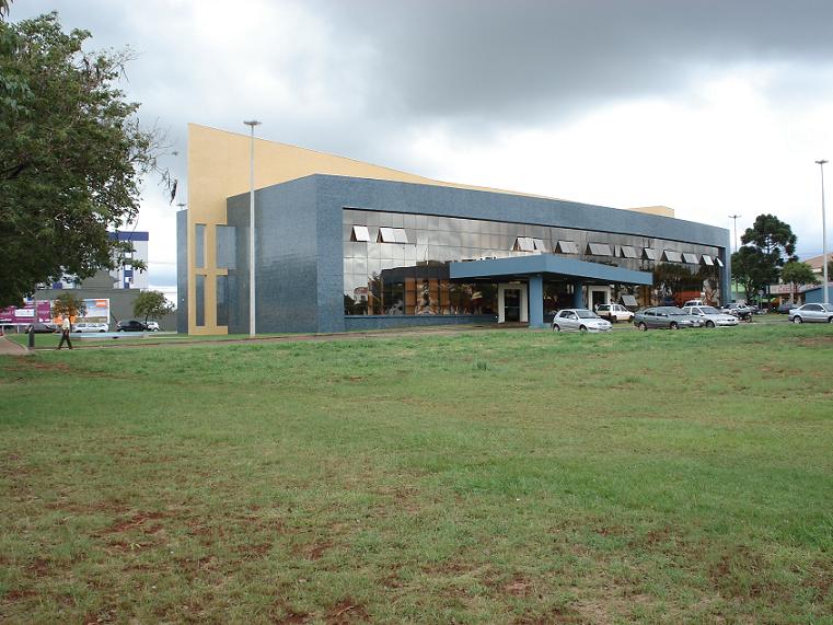 Vista do estacionamento e entrada secundária da Câmara de Cascavel. Photo by Reginaldo Luís Fischer.